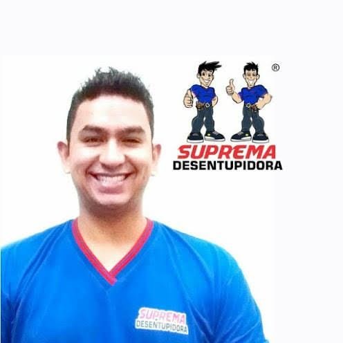 Atendente da Suprema Desentupidora pronto para atender clientes de Valinhos