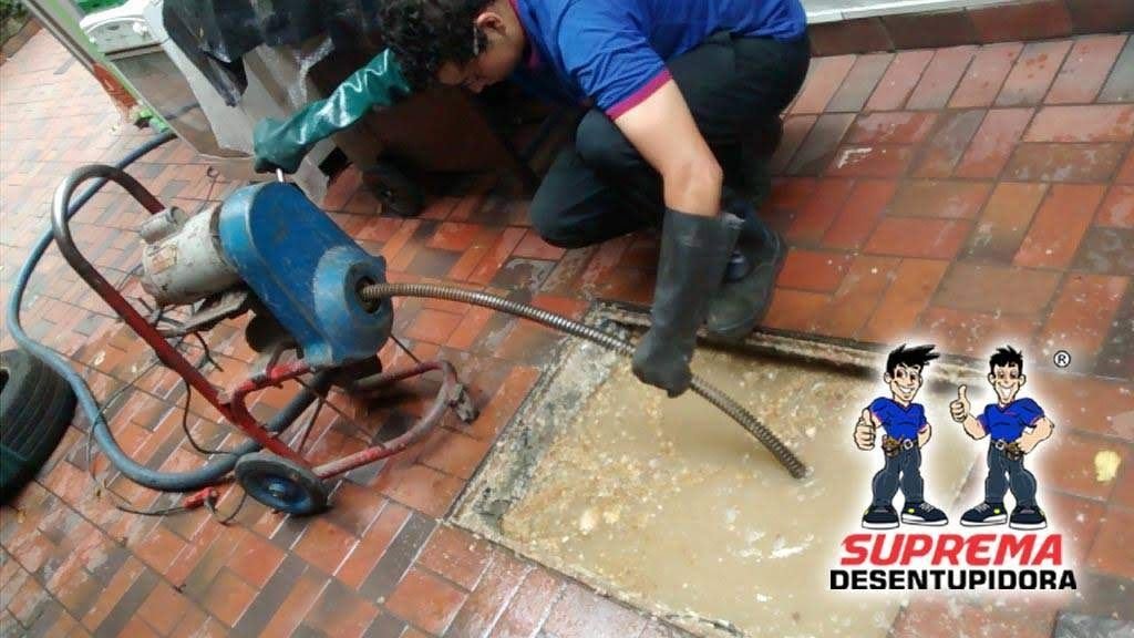 Limpeza de caixa de gordura em Valinhos realizada por técnico da Suprema Desentupidora