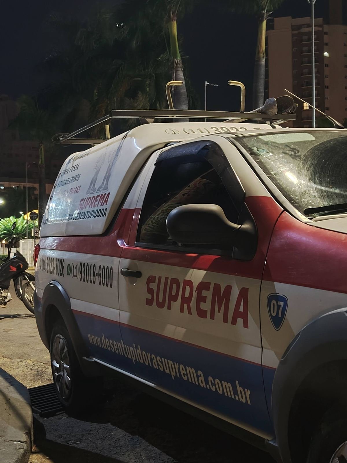 Veículo da Suprema Desentupidora em atendimento noturno 24 horas em Valinhos