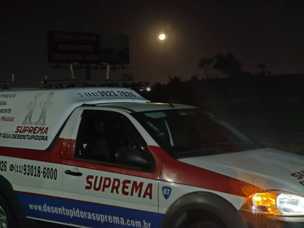 Carro de plantão da Suprema Desentupidora atendendo emergência em Valinhos